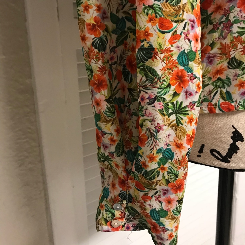 💲SOLD💲 HM Top - Picture 2 of 6